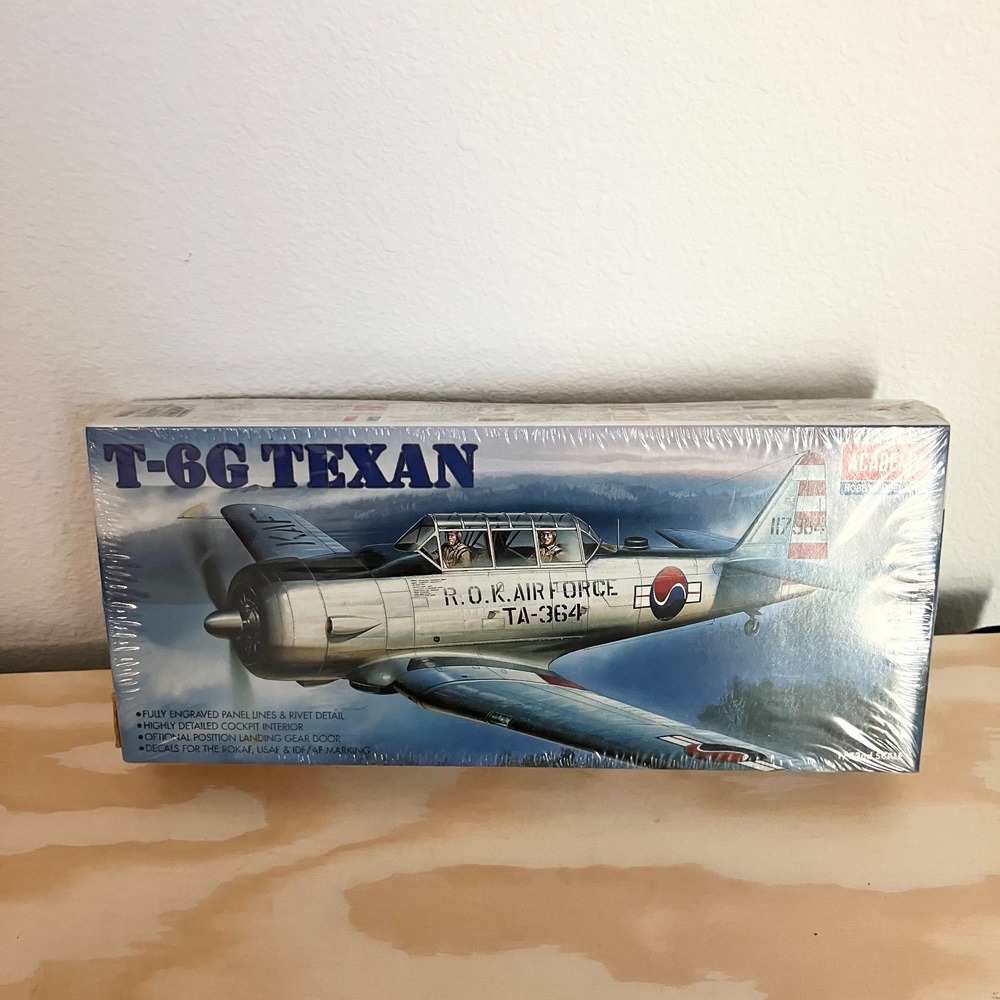 Academy 1/72 Scale North American T-6G Texan Airplane Model Kit #1662 New Sealed